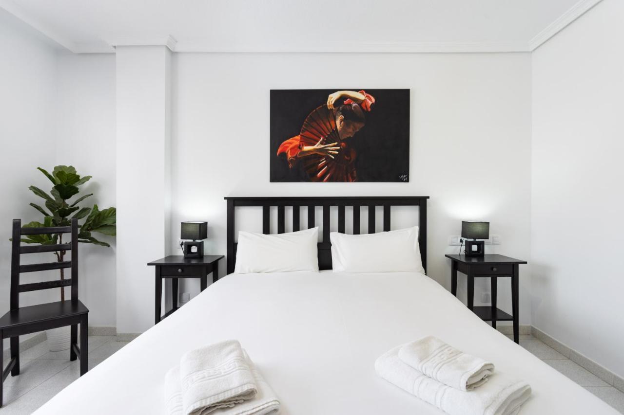 Black And White Apartment Free Wifi Los Cristianos  Exteriör bild